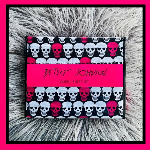 Betsey Johnson Pink & White Skulls Queen Sheet Set - Picture 2 of 13